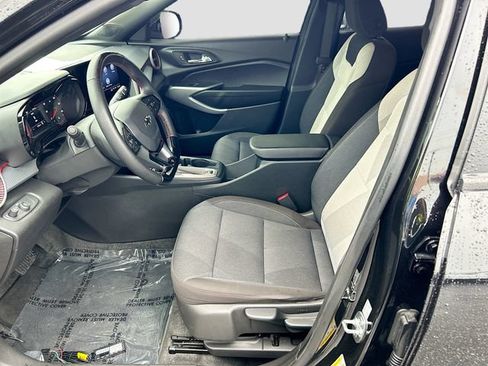 Used 2025 Chevrolet Trax RS FWD image 17