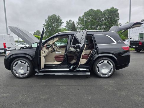 Used 2025 Mercedes-Benz Maybach GLS 600 4MATIC image 12