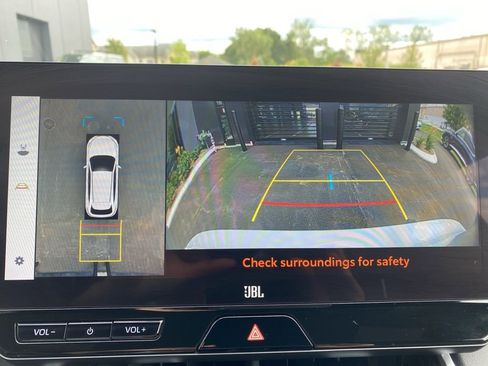 Used 2023 Toyota Venza Limited image 20