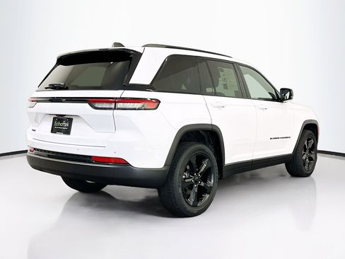 Used 2023 Jeep Grand Cherokee Altitude image 9