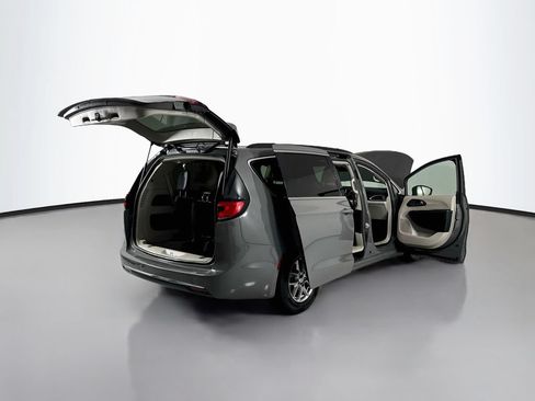 Used 2022 Chrysler Pacifica Touring-L FWD image 24