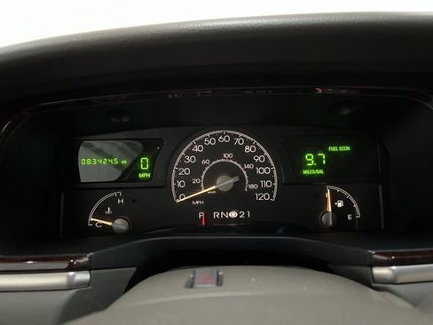 Used 2005 Lincoln Town Car Signature Limited image 41