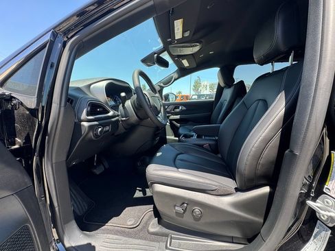 New 2027 Chrysler Pacifica Select FWD image 19