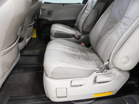 Used 2011 Toyota Sienna Limited w/ Premium Pkg image 18