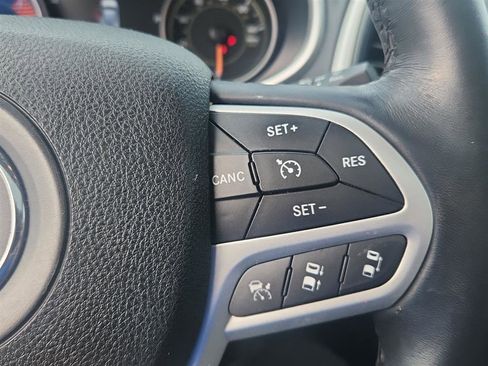 Used 2017 Jeep Cherokee Overland w/ Technology Group image 13