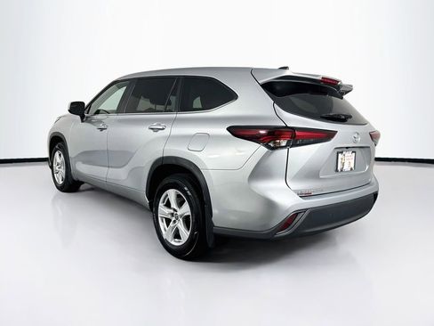 Used 2024 Toyota Highlander LE AWD/4WD image 7