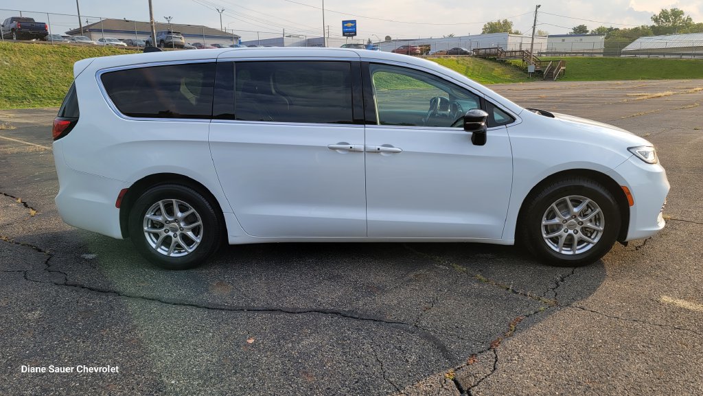 Used 2024 Chrysler Pacifica Touring-L FWD image 14