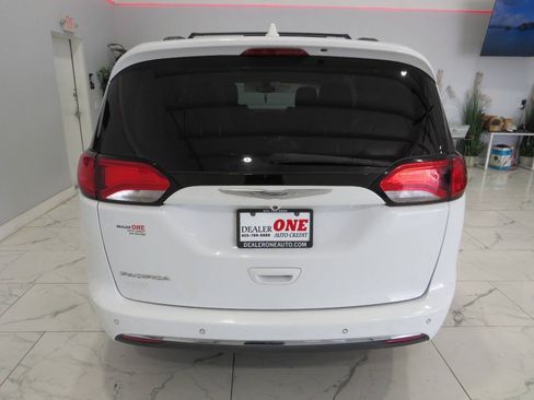 Used 2017 Chrysler Pacifica Touring-L FWD image 4