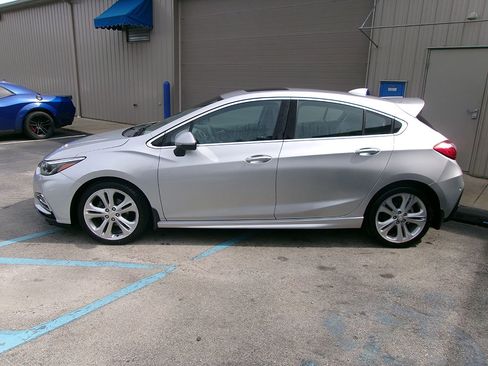 Used 2017 Chevrolet Cruze Premier image 3