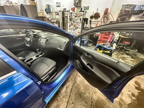 Used 2018 Chevrolet Cruze LT w/ Convenience Package image 12
