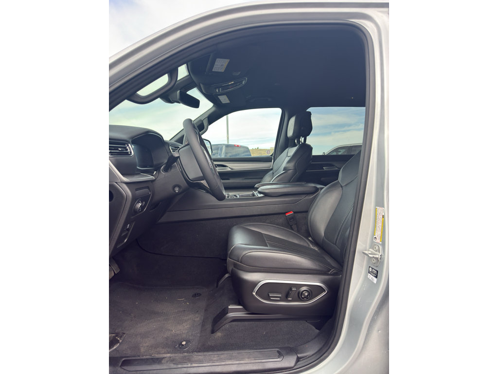 Used 2025 Jeep Wagoneer 4WD image 11