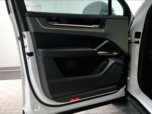 Used 2025 Porsche Cayenne Coupe image 26