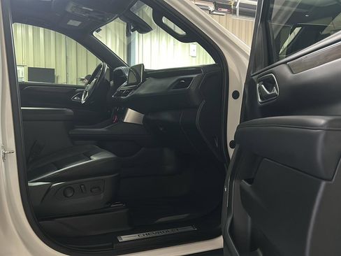 Used 2022 Chevrolet Suburban LT w/ Luxury Package image 11