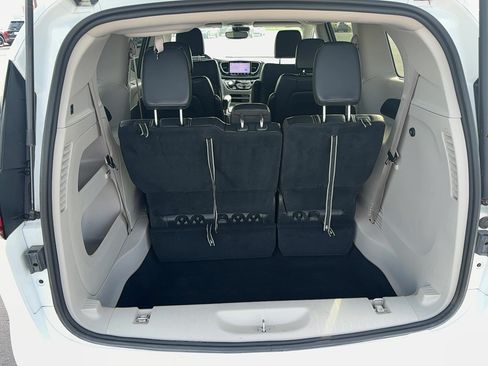 Used 2022 Chrysler Pacifica Touring-L FWD image 21