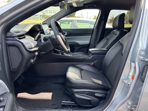 Used 2025 Jeep Compass Latitude AWD/4WD image 29