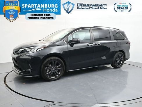 Used 2023 Toyota Sienna XSE image 1
