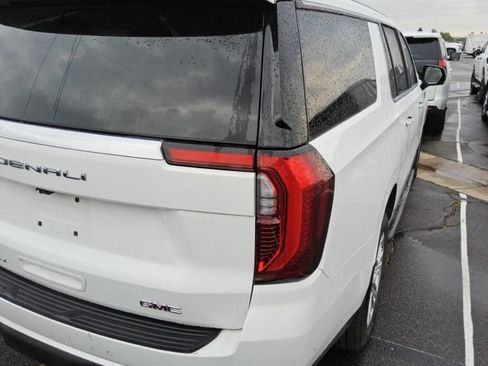 Used 2025 GMC Yukon XL Denali AWD/4WD image 4