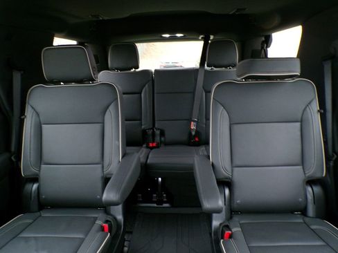 Used 2025 Chevrolet Tahoe Premier AWD/4WD image 11