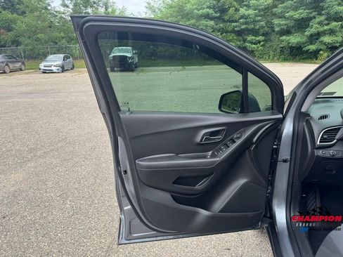 Used 2019 Chevrolet Trax LT w/ LT Convenience Package image 16