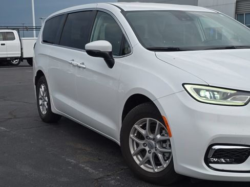 Used 2023 Chrysler Pacifica Touring-L FWD image 61