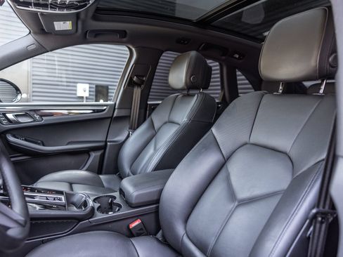 Certified 2026 Porsche Macan AWD/4WD image 5