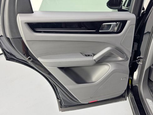 Used 2022 Porsche Cayenne Platinum Edition image 43
