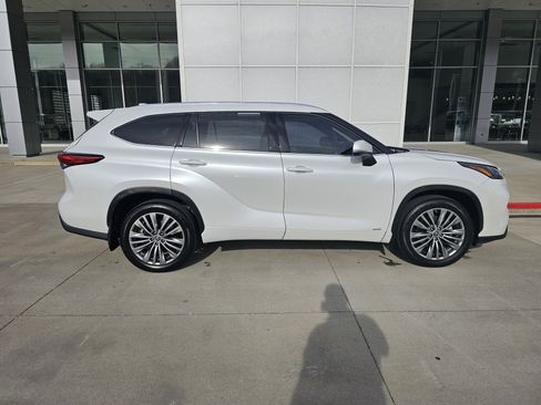 Used 2022 Toyota Highlander Platinum image 3
