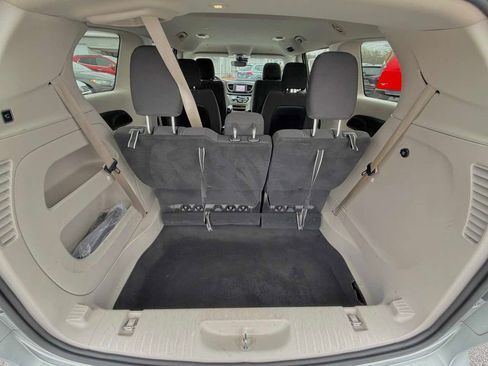 Used 2023 Chrysler Voyager LX image 33