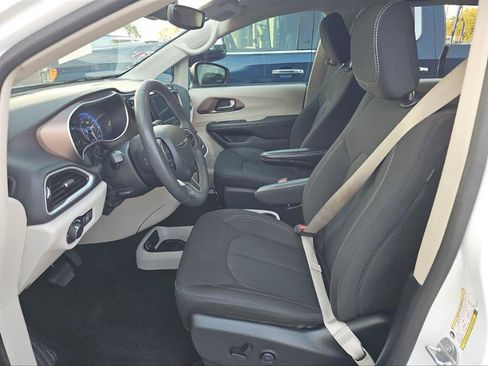 Used 2024 Chrysler Voyager LX image 3