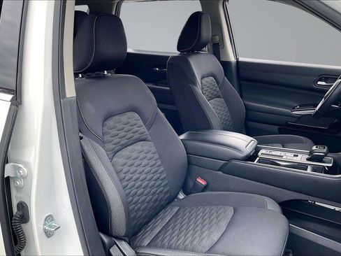 Certified 2022 Nissan Pathfinder SV w/ SV Black Package FWD image 8