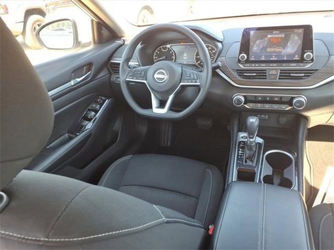 Used 2023 Nissan Altima 2.5 SV image 4