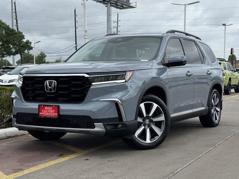 Used 2025 Honda Pilot Touring image 2