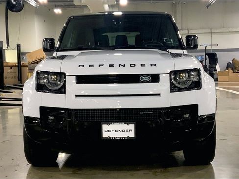 Used 2023 Land Rover Defender 130 X-Dynamic SE image 2