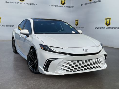 Used 2025 Toyota Camry XSE FWD image 3