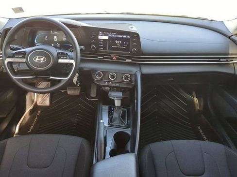 Used 2025 Hyundai Elantra SE FWD image 13
