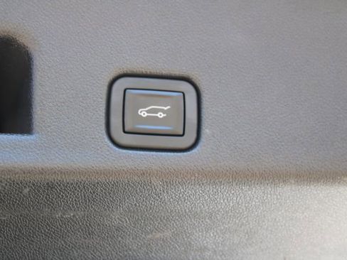 Used 2025 Chevrolet Traverse LT w/ Sun and Wheel Package image 38