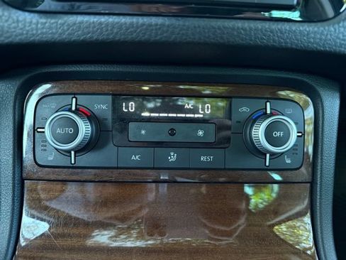 Used 2015 Volkswagen Touareg Sport AWD/4WD image 21
