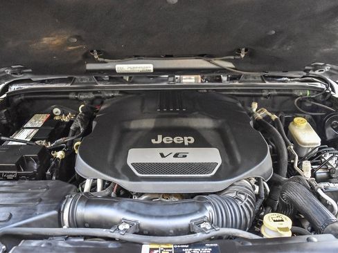 Used 2018 Jeep Wrangler Unlimited Rubicon w/ Connectivity Group image 23