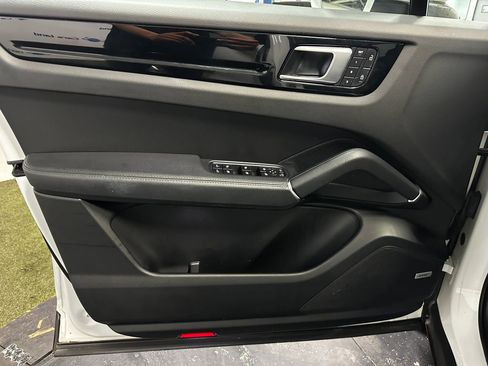 Used 2022 Porsche Cayenne w/ Premium Package image 12