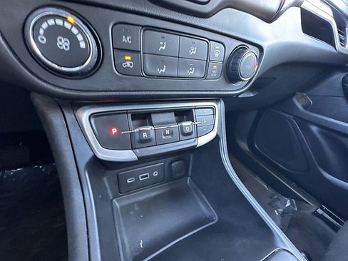 Used 2022 GMC Terrain SLE image 27