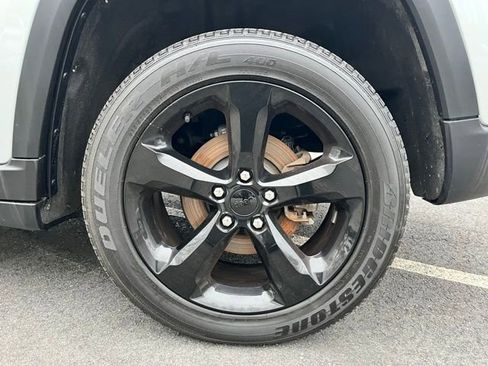 Used 2024 Jeep Grand Cherokee Altitude image 13