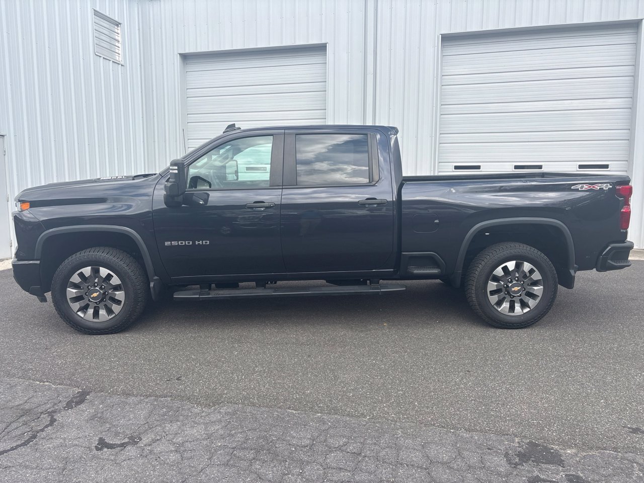 Used 2024 Chevrolet Silverado 2500 Custom AWD/4WD image 2