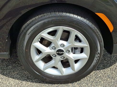 Used 2025 Kia Soul LX FWD image 8