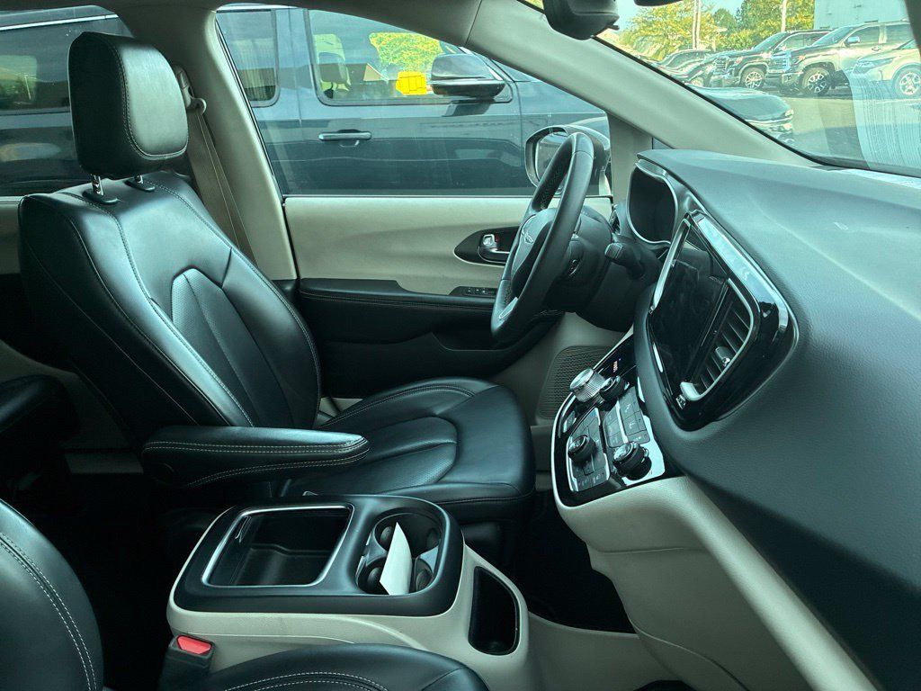 Used 2023 Chrysler Pacifica Touring-L FWD image 20