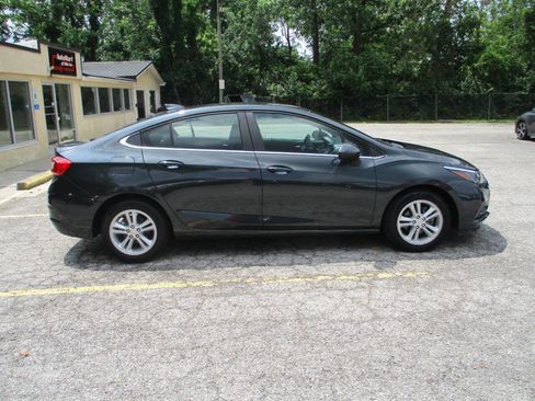 Used 2018 Chevrolet Cruze LT w/ Convenience Package FWD image 10