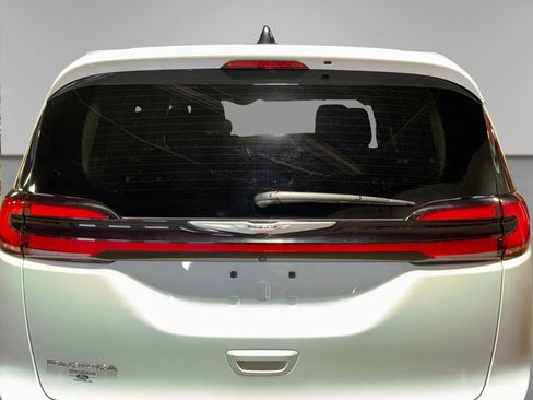 Used 2024 Chrysler Pacifica Touring-L image 16
