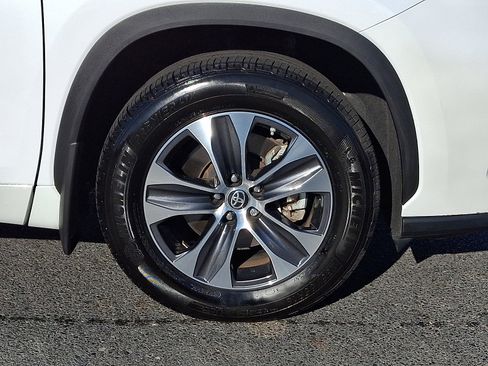 Used 2023 Toyota Highlander XLE image 6