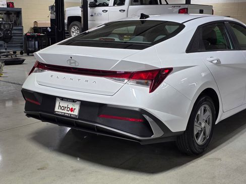 Certified 2025 Hyundai Elantra SE FWD image 11