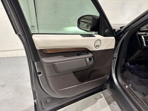 Used 2018 Land Rover Discovery HSE image 25