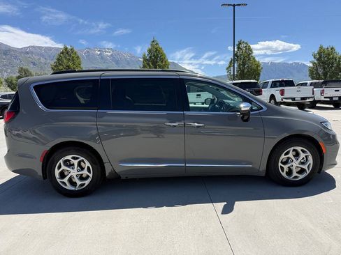 Used 2023 Chrysler Pacifica Limited FWD image 2